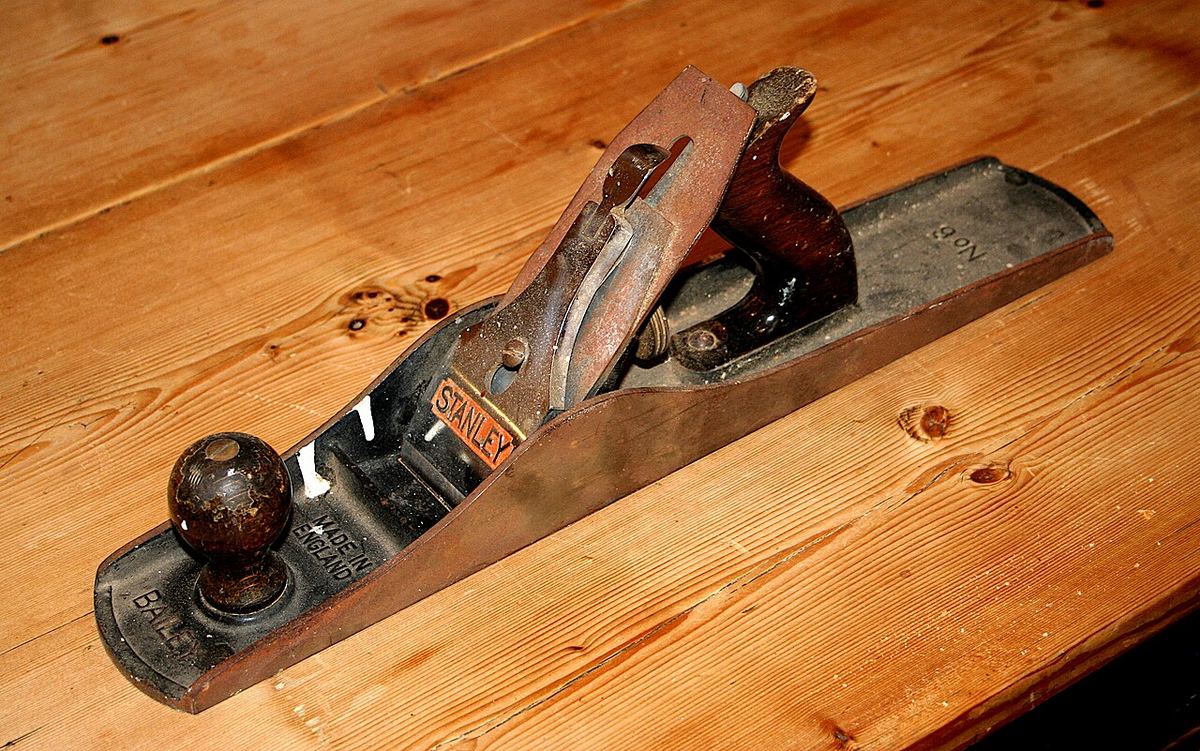 Metallhobel auf einer frisch gehobelten Holzoberfläche