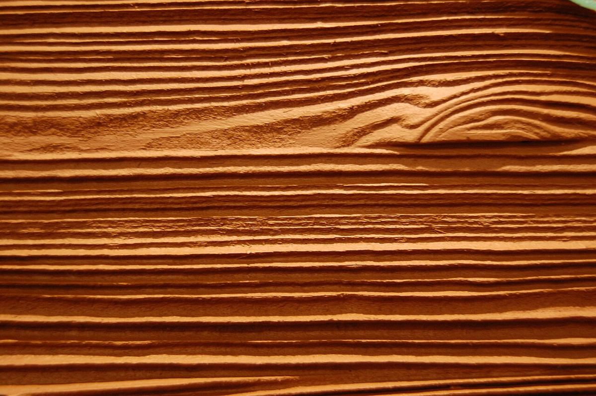 Nahaufnahme einer lebhaften Holzmaserung mit Jahresringen
