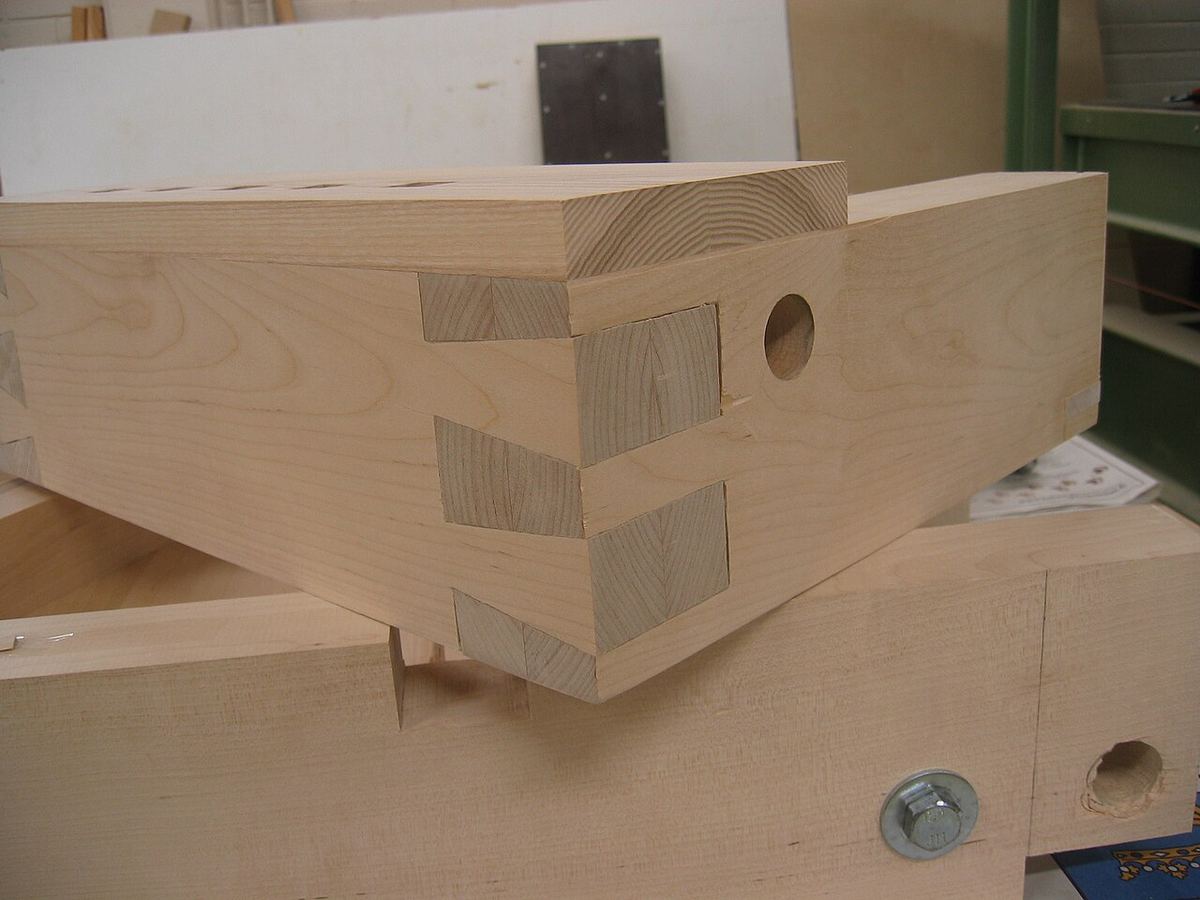 Fertige, von Hand gesägte Schwalbenschwanzverbindung an einer Holzecke